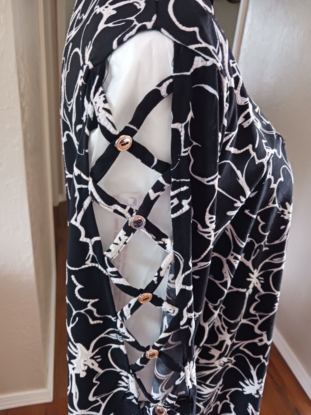 Black & White pullover top with cutout sleeves